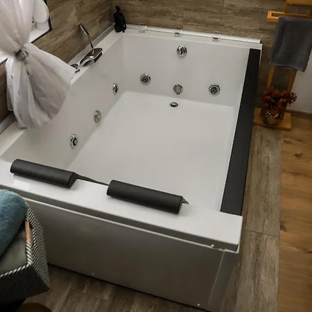 诺威萨Jacuzzi Express公寓 外观 照片